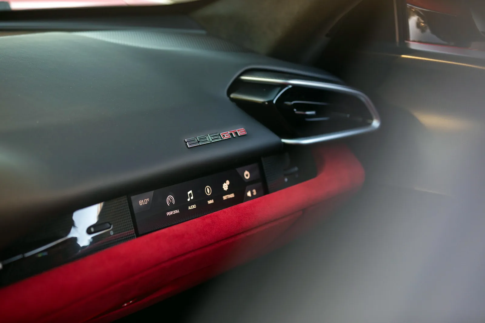 Торпедо с дополнительным экраном в салоне автомобиля Ferrari 296 GTB Assetto Fiorano '2023