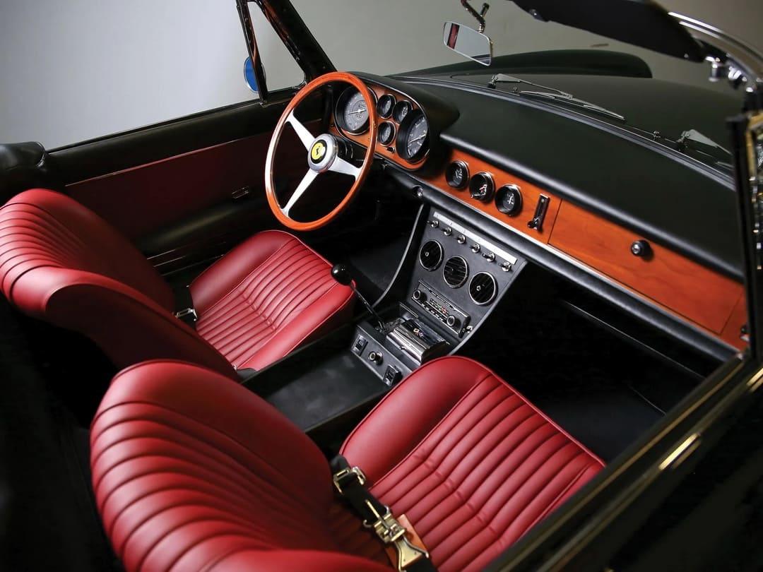 интерьер салона автомобиля Ferrari 330 GTS '1966–68
