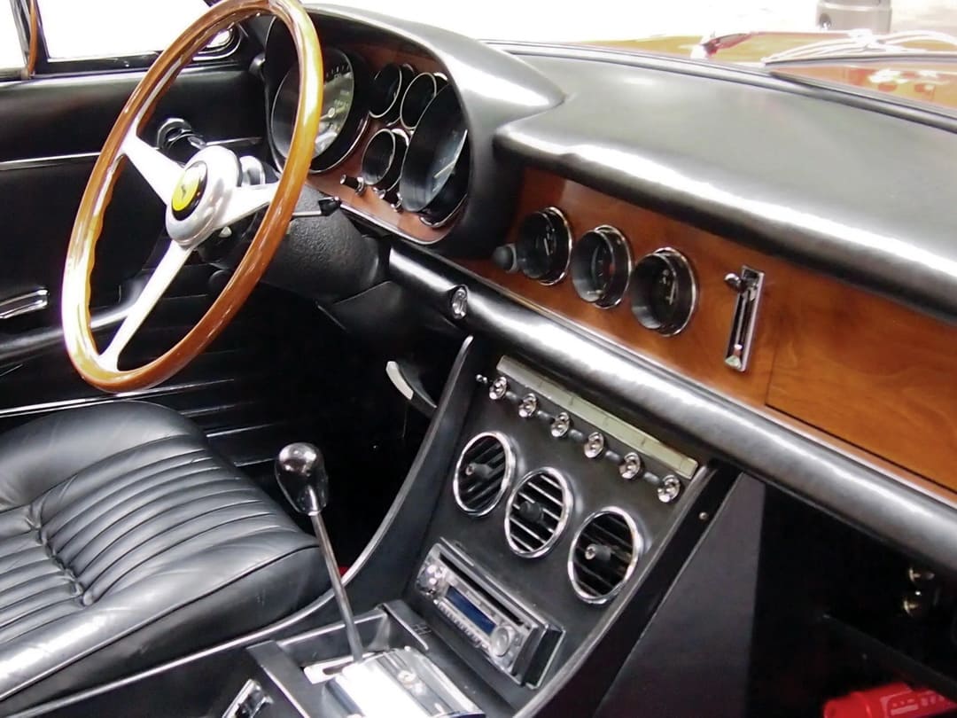 Интерьер салона автомобиля Ferrari 330 GTC '1966–68