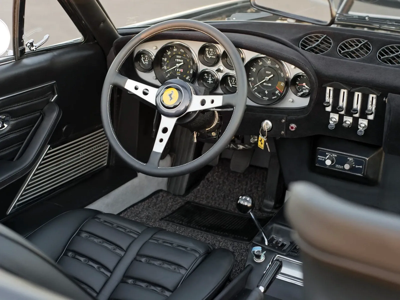 Интерьер салона автомобиля Ferrari 365 GTS/4 "Daytona" Spider '1971–72