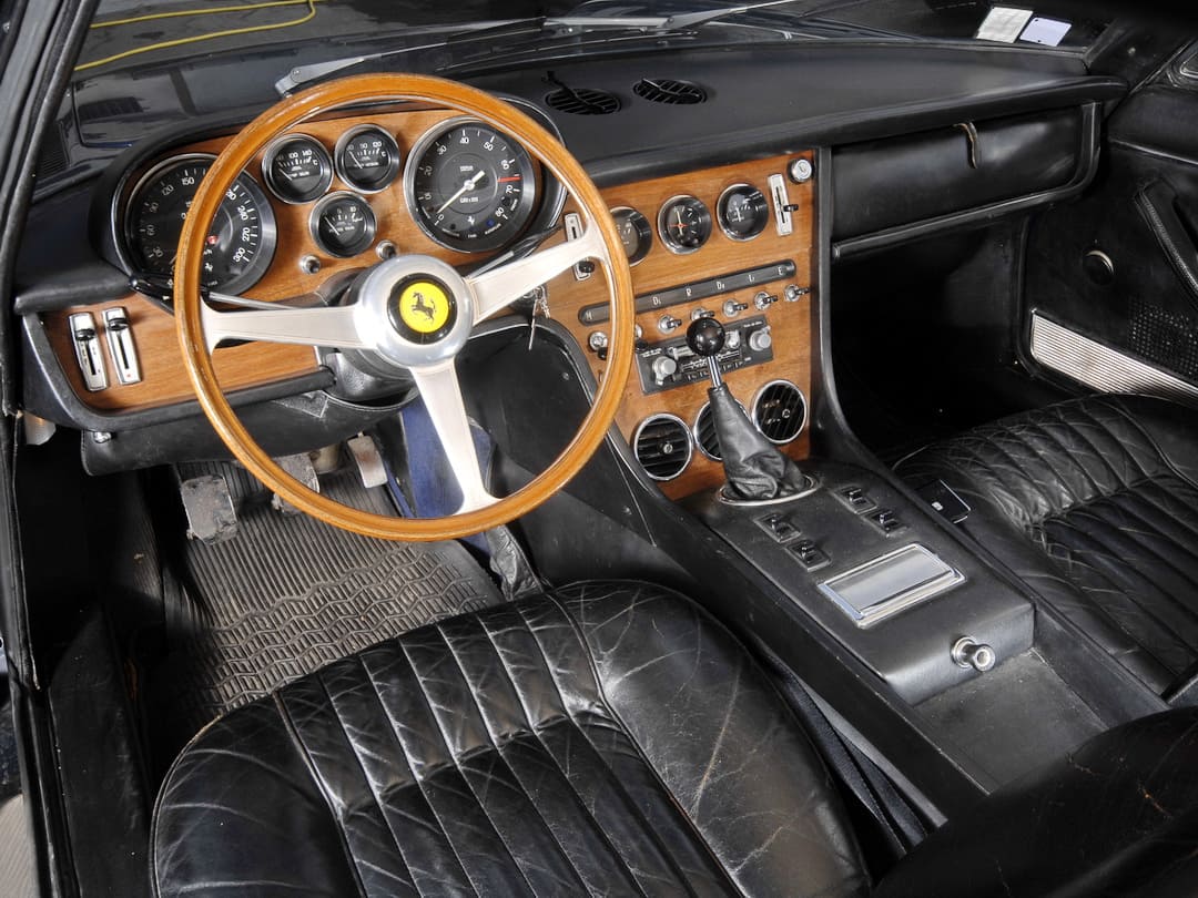 Интерьер салона автомобиля Ferrari 365 GT 2+2 '1968–71 передний ряд сидений