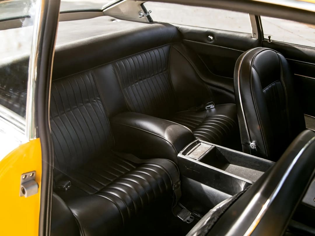 Интерьер салона автомобиля Ferrari 365 GT 2+2 '1968–71 задний ряд сидений