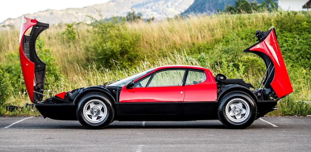 Ferrari 365 GT4 Berlinetta Boxer '1973–76 вид сбоку с открытым капотом и багажником