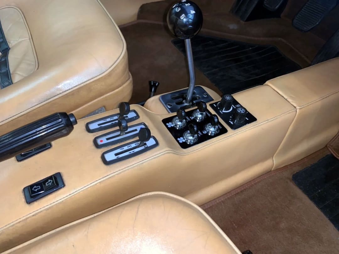 Рычаг переключения передач в автомобиле Ferrari 365 GT4 Berlinetta Boxer '1973–76