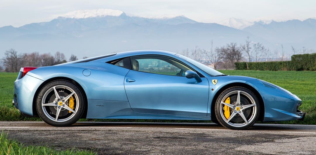 Ferrari 458 Italia Berlinetta 'Azzurro California' '2009–15 вид сбоку