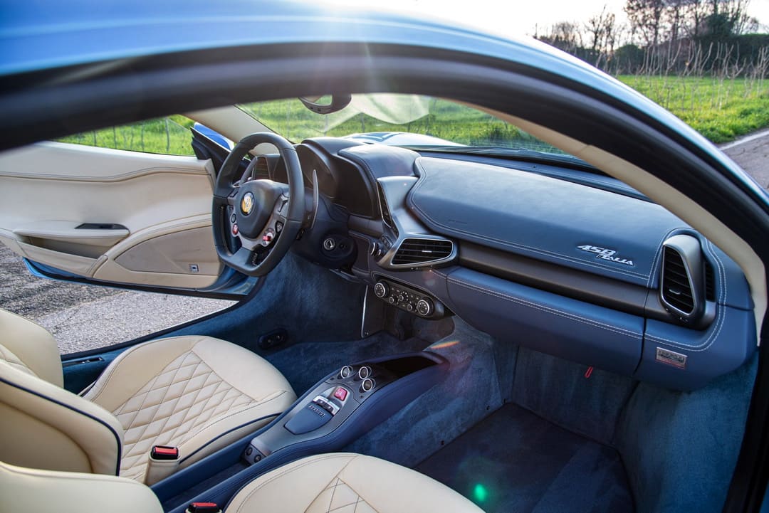 Интерьер салона автомобиля Ferrari 458 Italia Berlinetta 'Azzurro California' '2009–15