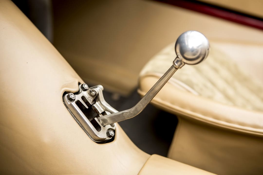Рычаг переключения передач в салоне гоночного болида Ferrari 625 TF Spyder '1953