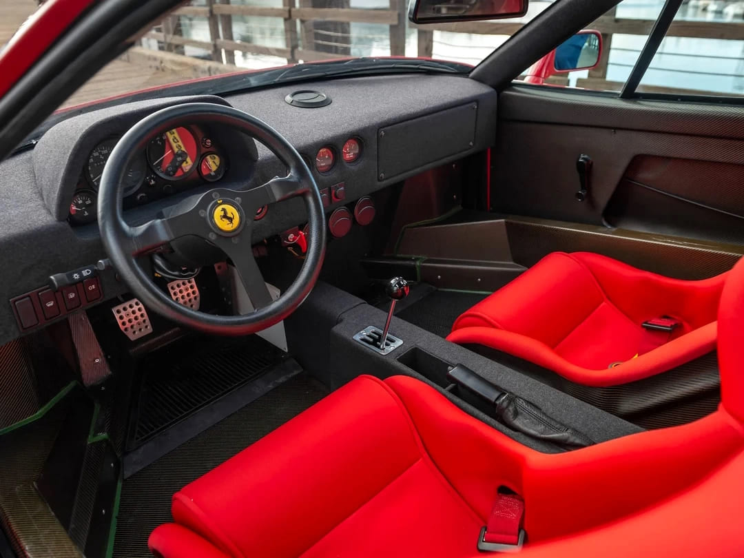 Интерьер салона автомобиля Ferrari F40 '1989–92