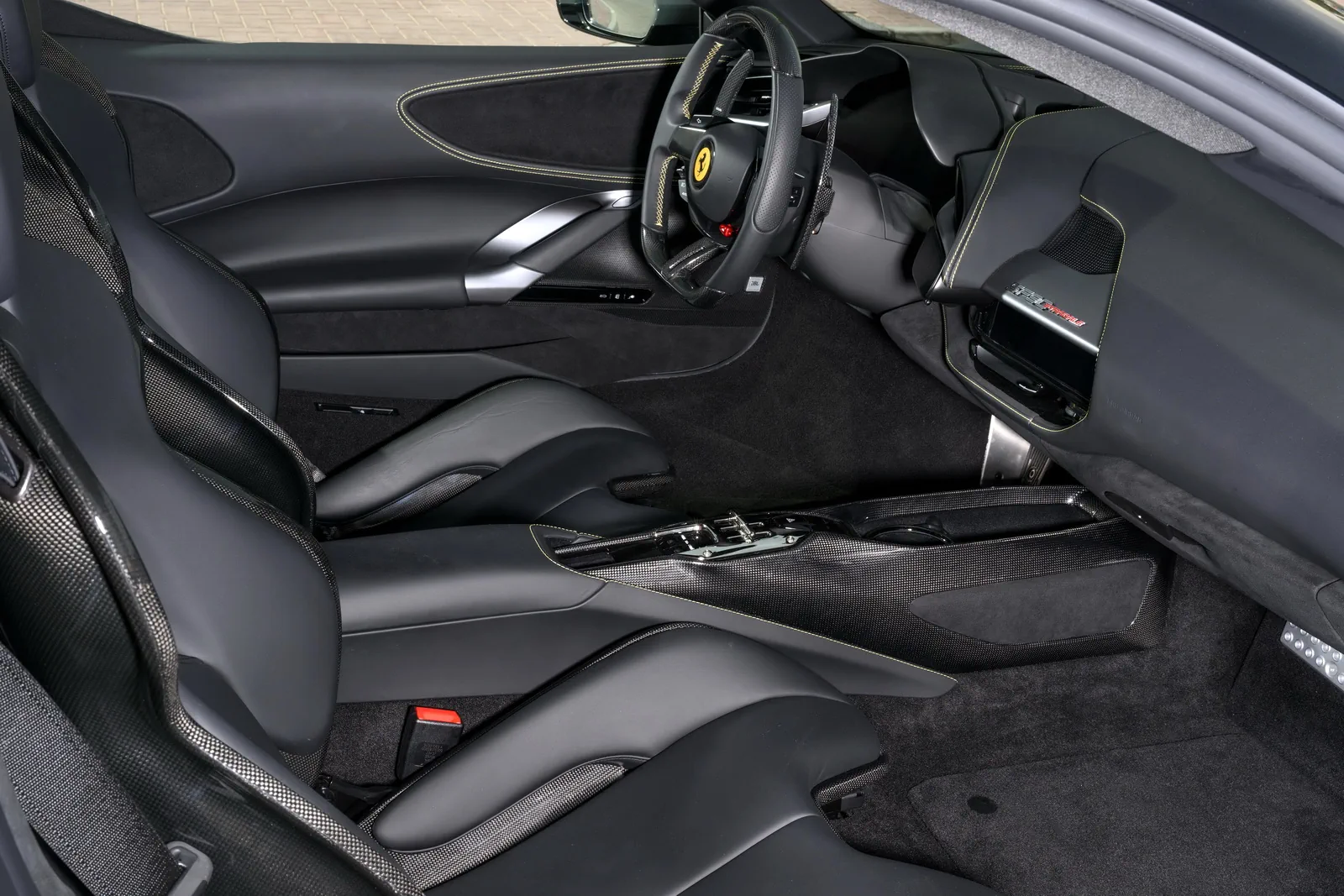 Интерьер автомобиля Ferrari SF90 Stradale '2021