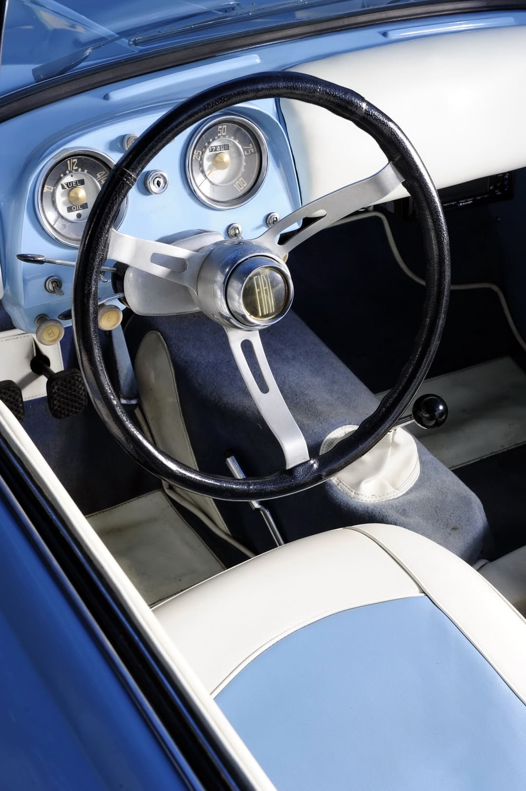 Интерьере салона автомобиля Fiat 1200 Spider '1957–59