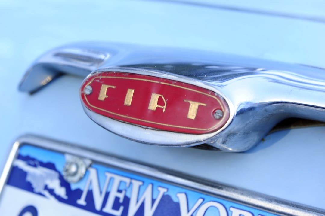 Лейбл Фиат на автомобиле Fiat 1200 Spider '1957–59