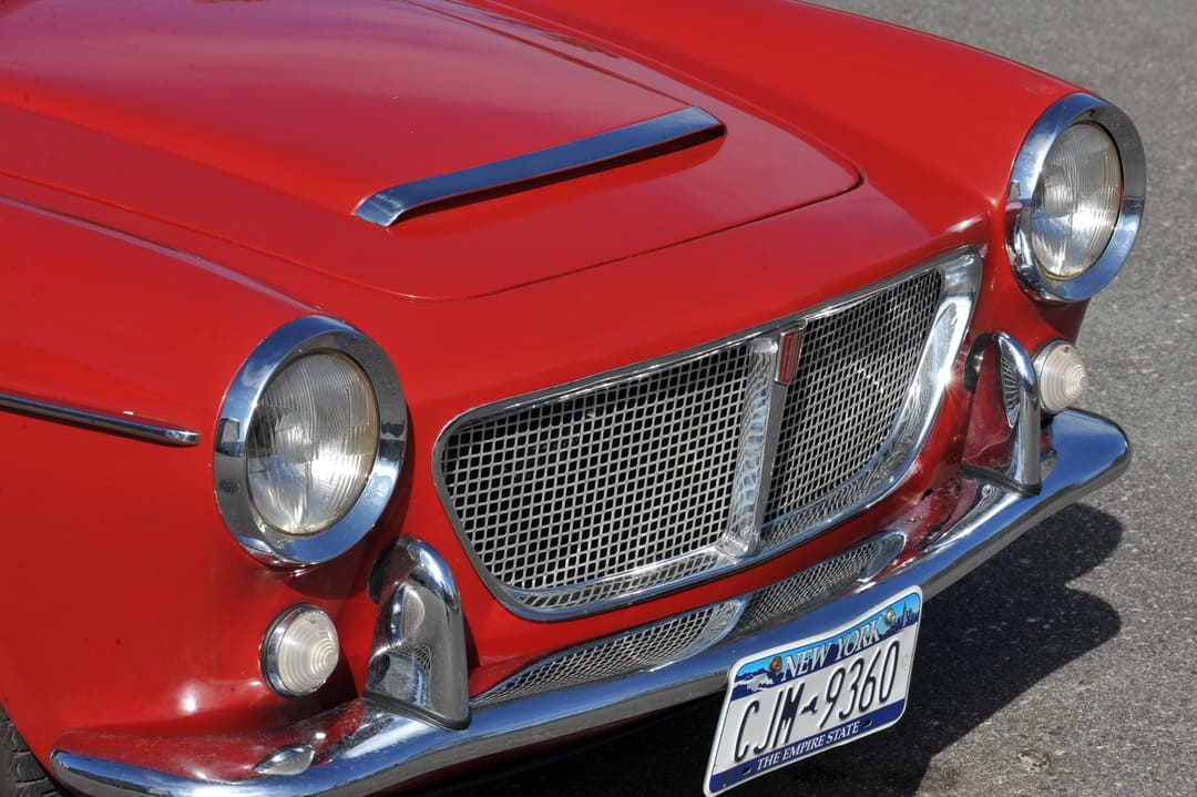 Передняя часть автомобиля Fiat 1200 Spider '1959–63
