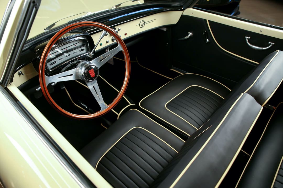 Интерьере салона автомобиля Fiat 1200 Wonderful Coupe '1958