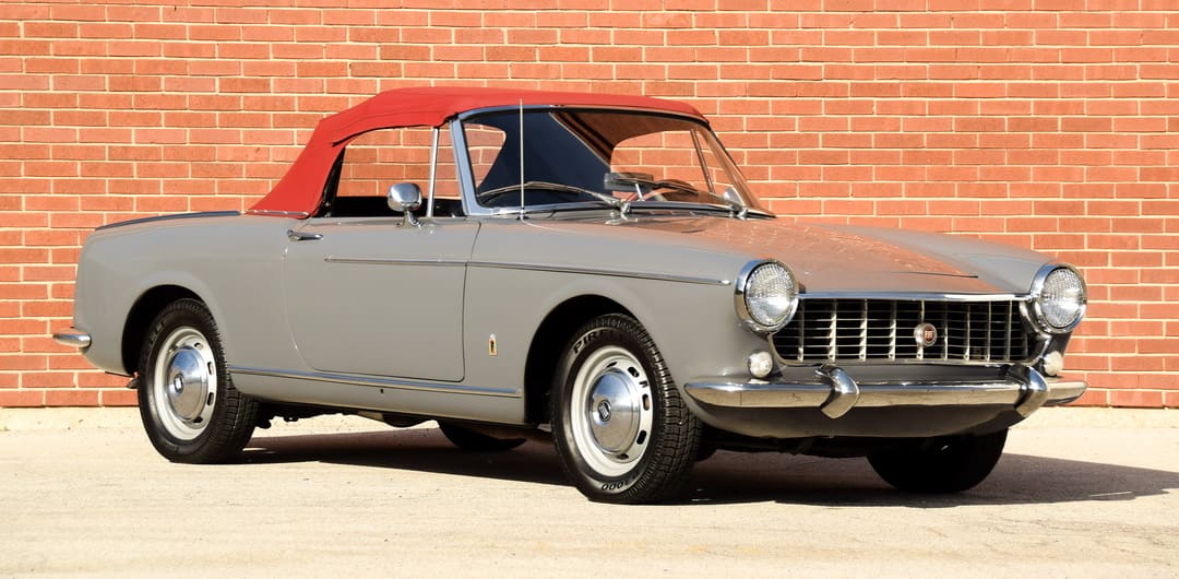 Fiat 1500 Cabriolet '1966 вид спереди с поднятой тканевой крышей