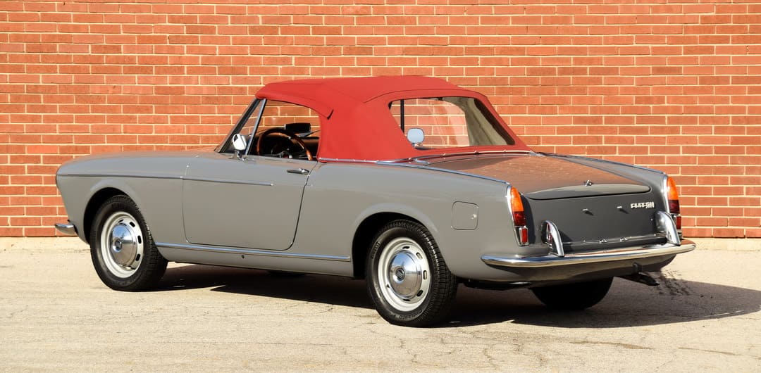 Кабриолет Fiat 1500 Cabriolet '1966 вид сзади с поднятой тканевой крышей