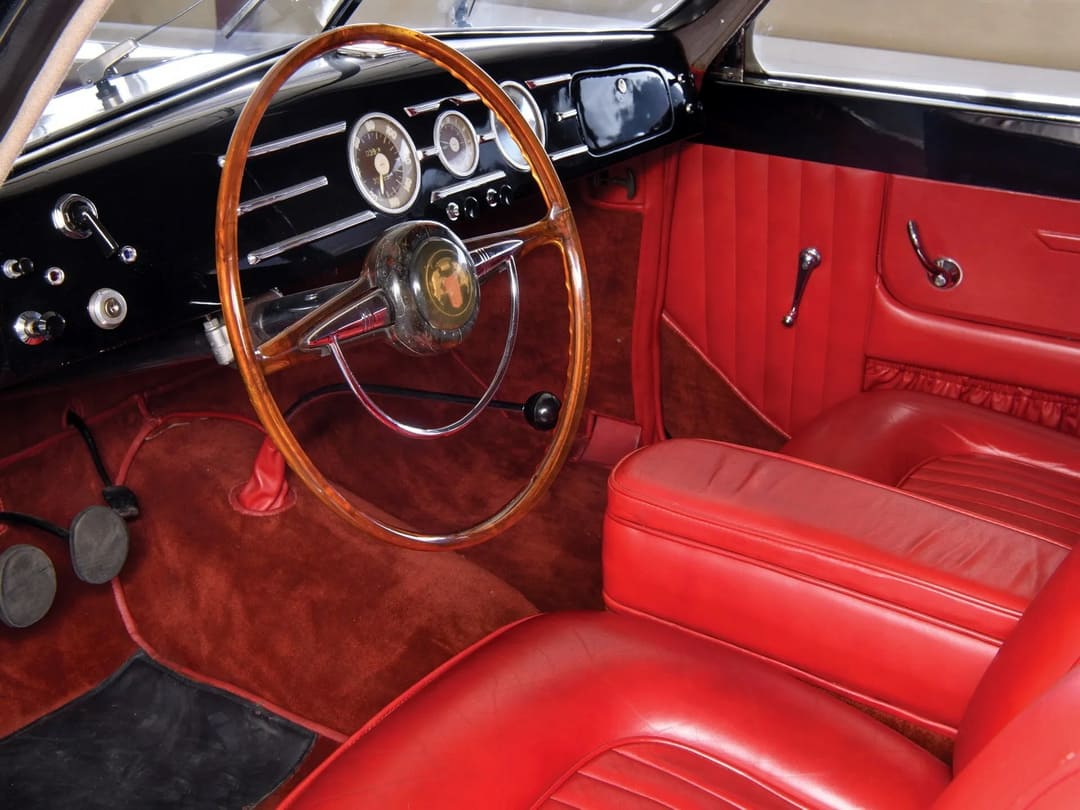 Интерьер салона автомобиля Fiat 2800 Berlinetta by Touring '1940 - передние сиденья