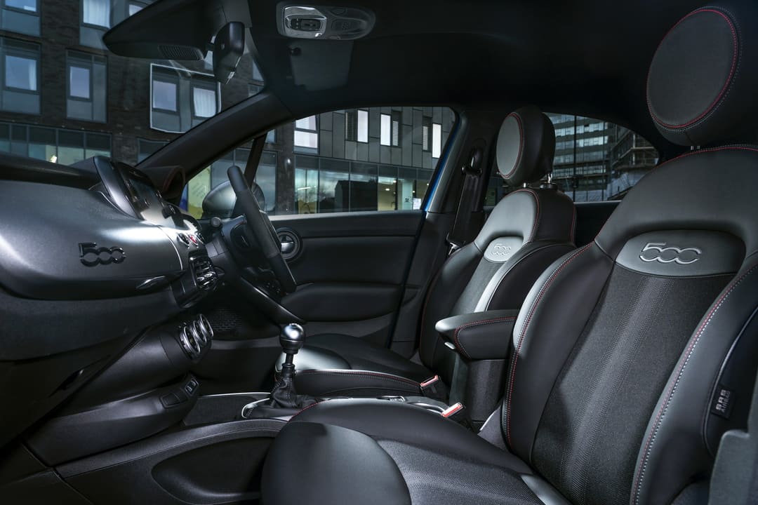 Интерьер салона автомобиля Fiat 500X Sport '2019–22 - передний ряд сидений