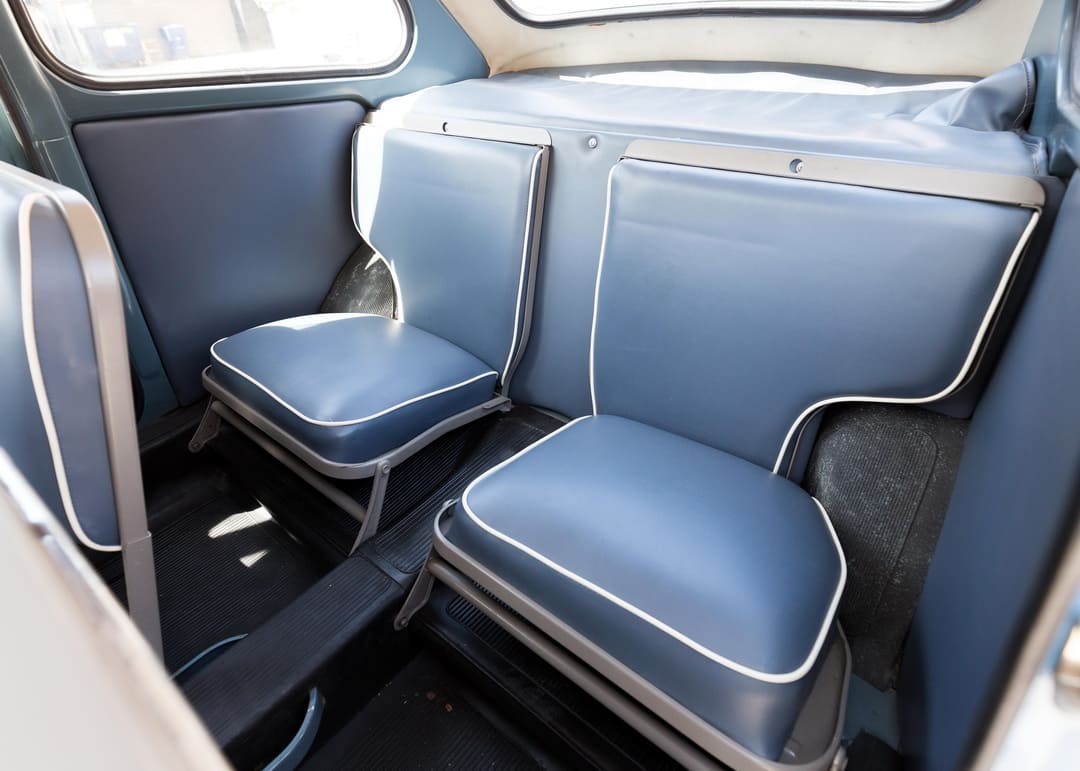 Дополнительные задние сиденья в салоне автомобиля Fiat 600 Multipla '1956–60