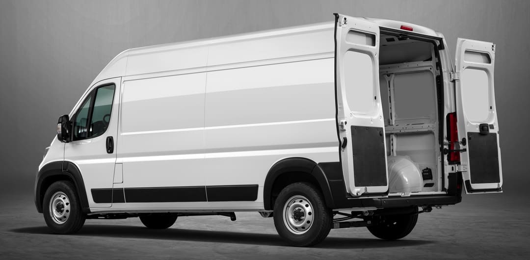 Fiat Ducato MaxiCargo '2023 вид сбоку с открытыми задними дверями