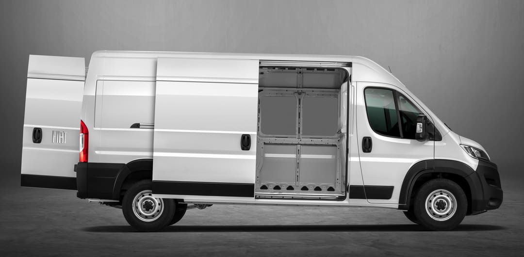 Fiat Ducato MaxiCargo '2023 вид сбоку с открытыми боковыми и задними дверями