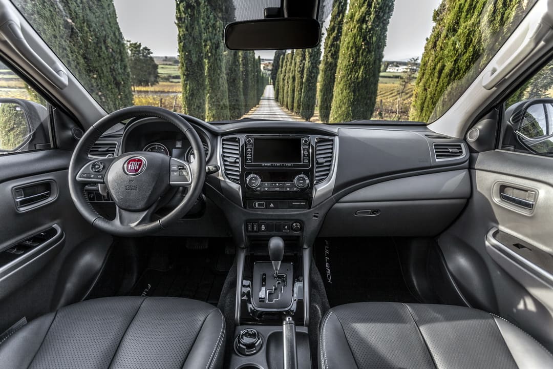 Интерьер салона пикапа Fiat Fullback Cross '2017
