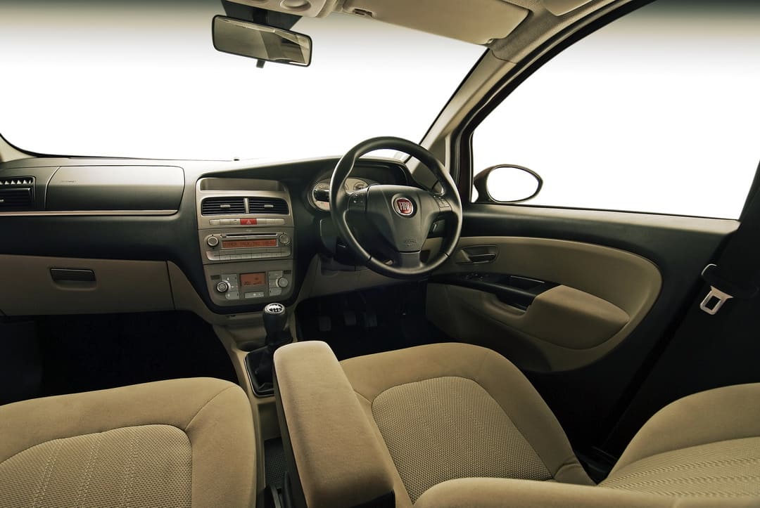 Интерьер салона автомобиля Fiat Linea '2007–15
