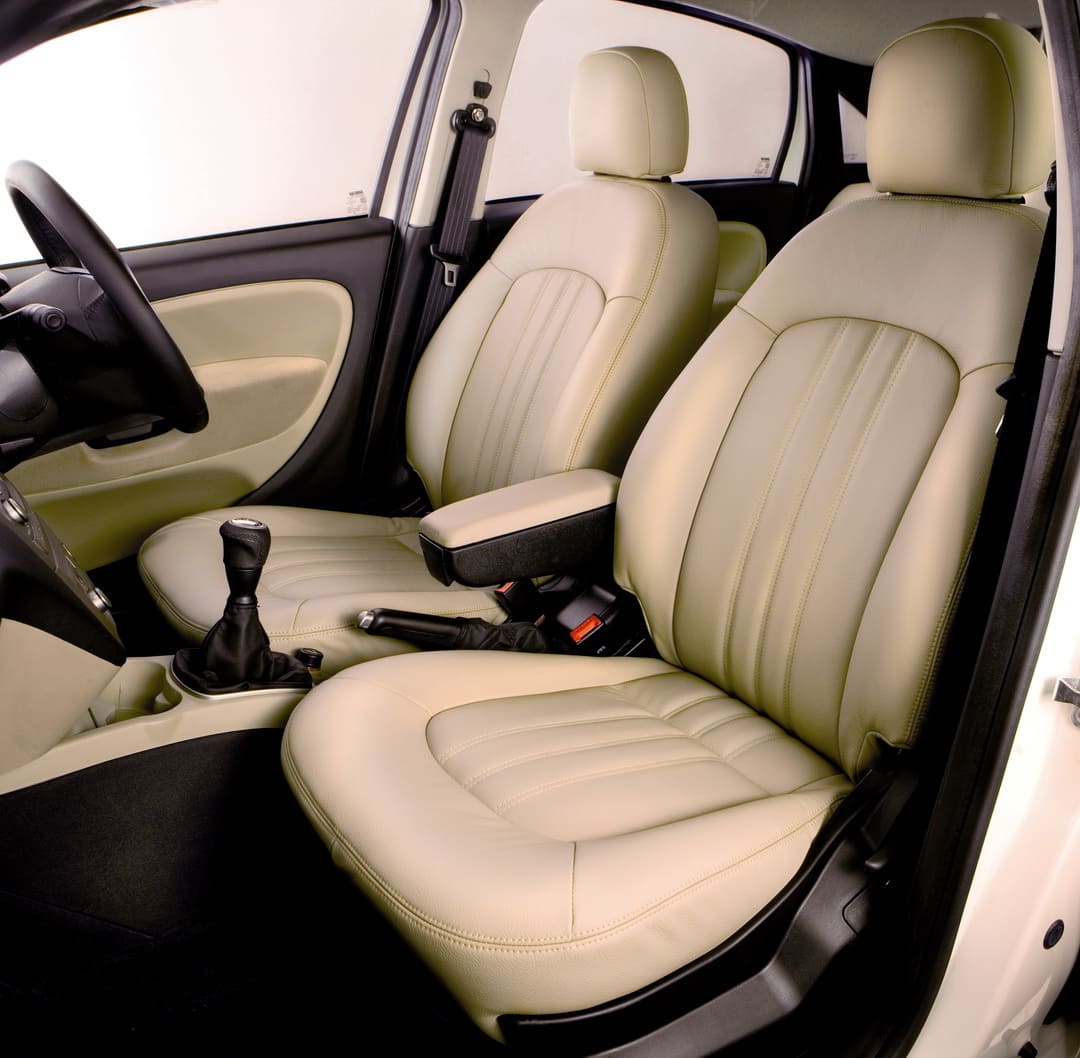 Интерьер салона автомобиля Fiat Linea '2007–15
