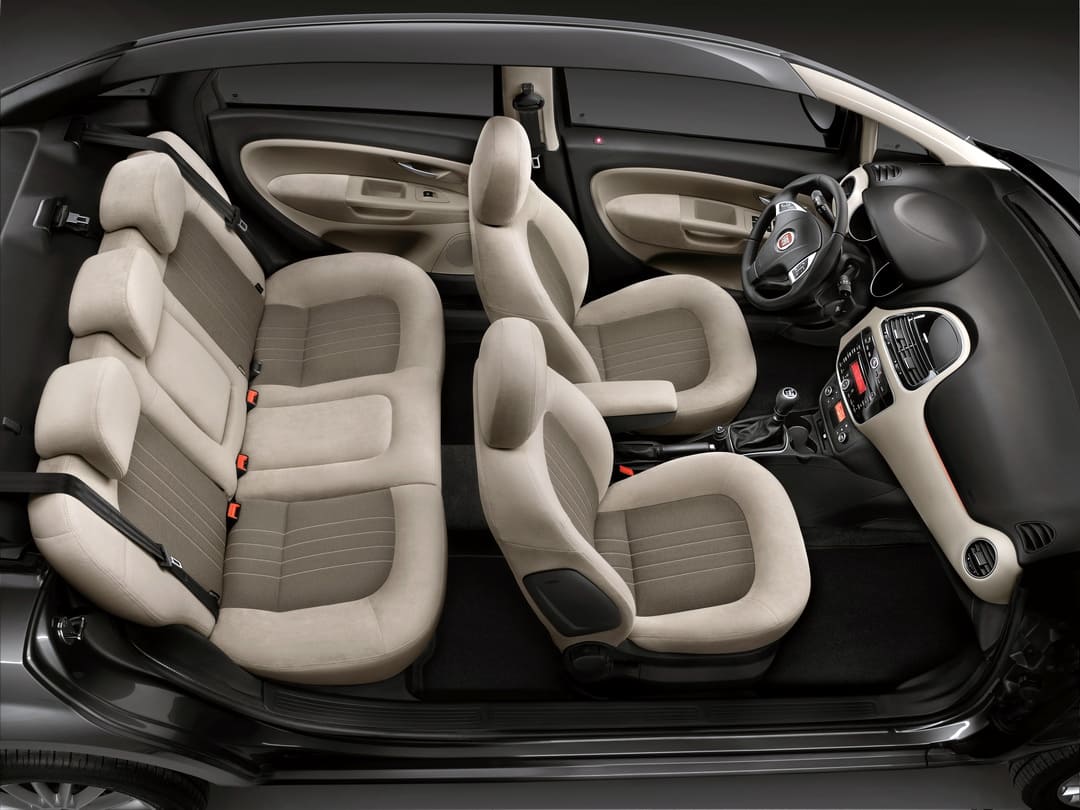 Интерьер салона автомобиля Fiat Linea '2012–17