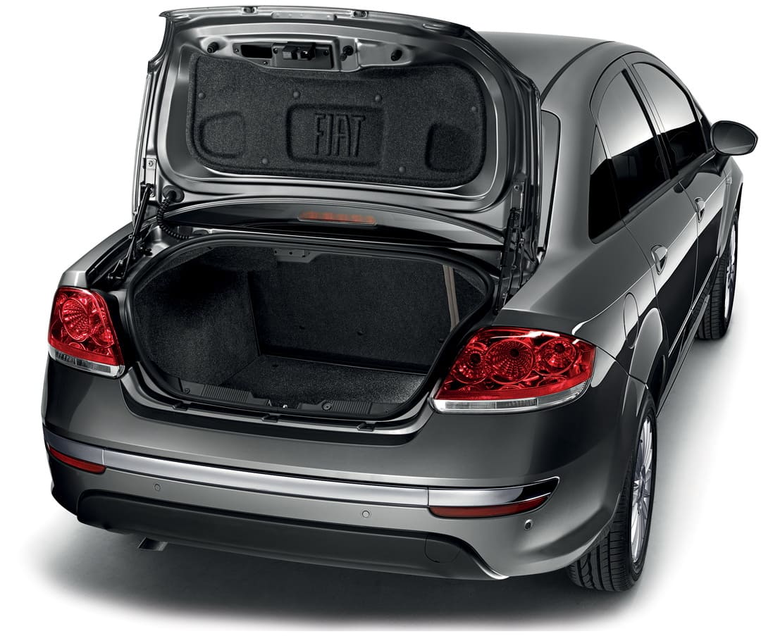Fiat Linea '2012–17 вид сзади с открытым багажником