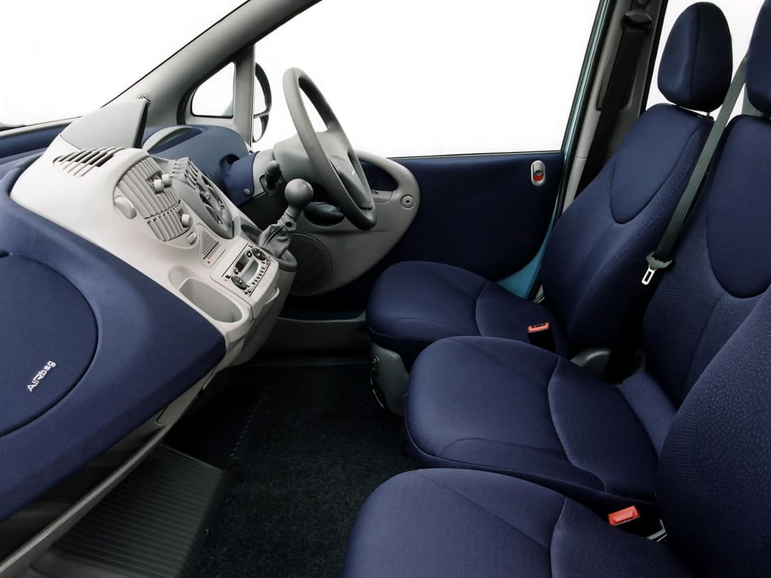 Интерьере салона минивэна Fiat Multipla '1998–2002 - передний ряд сидений