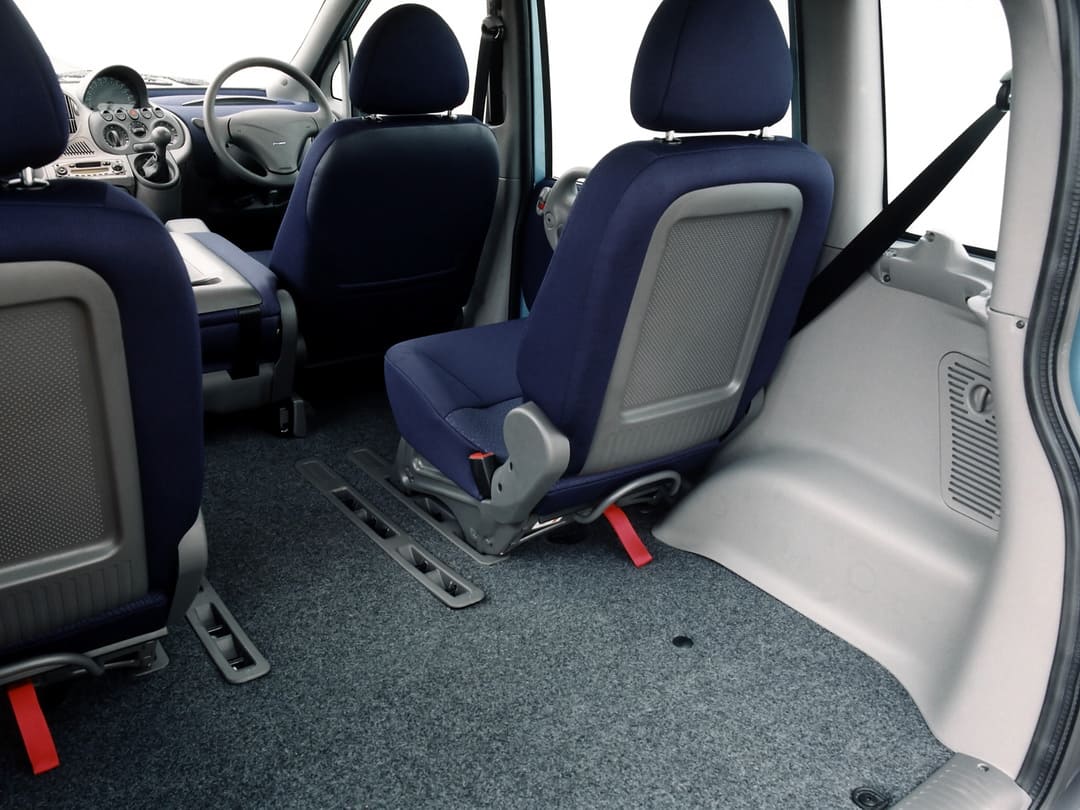 Интерьер салона автомобиля Fiat Multipla '1998–2002