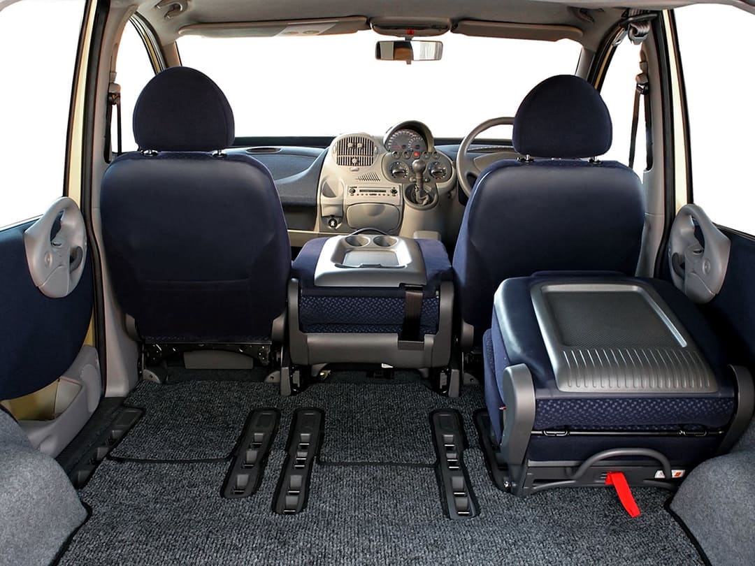 Интерьер салона автомобиля Fiat Multipla '1998–2002 со сложенными креслами