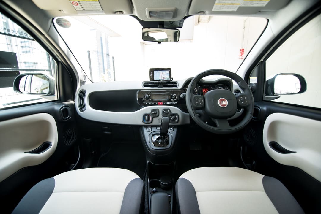 Интерьер салона автомобиля Fiat Panda '2011–22 - передний ряд сидений