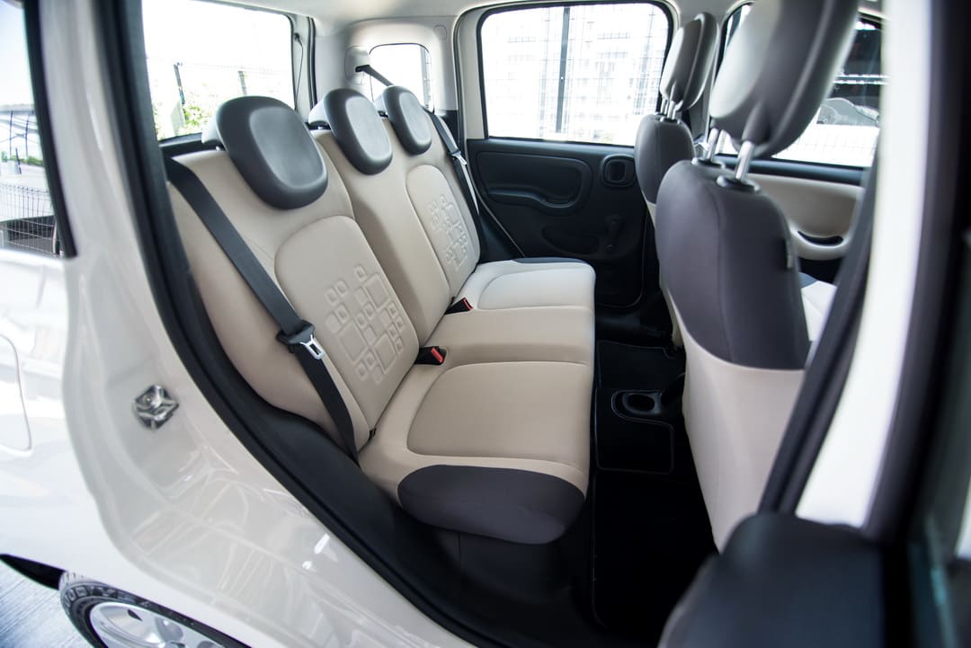 Интерьере салона автомобиля Fiat Panda '2011–22 - задний ряд сидений