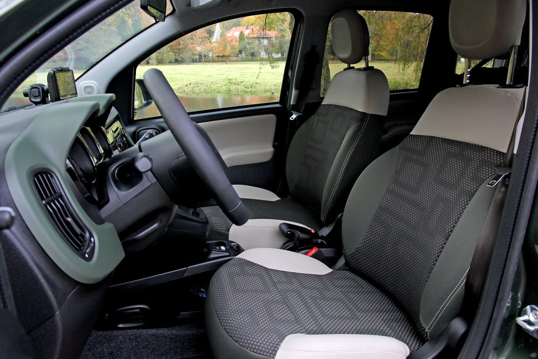 Интерьер салона автомобиля Fiat Panda Trekking '2013–16