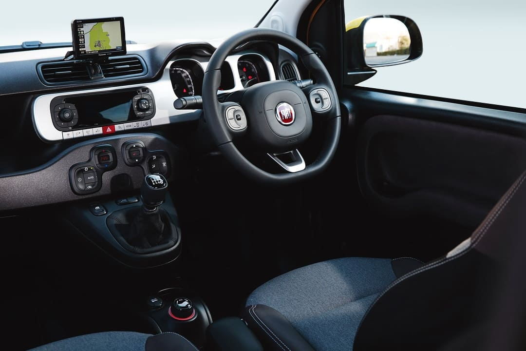 Интерьер алона автомобиля Fiat Panda Cross '2014–22