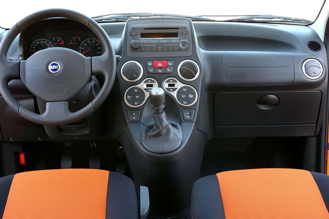 Интерьер салона автомобиля Fiat Panda Cross '2006–12