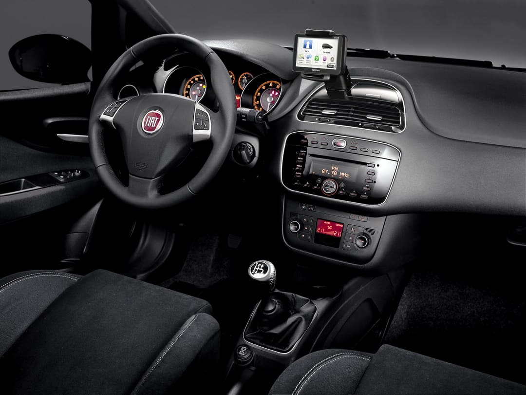 Интерьер салона автомобиля Fiat Punto 3-door '2012–15