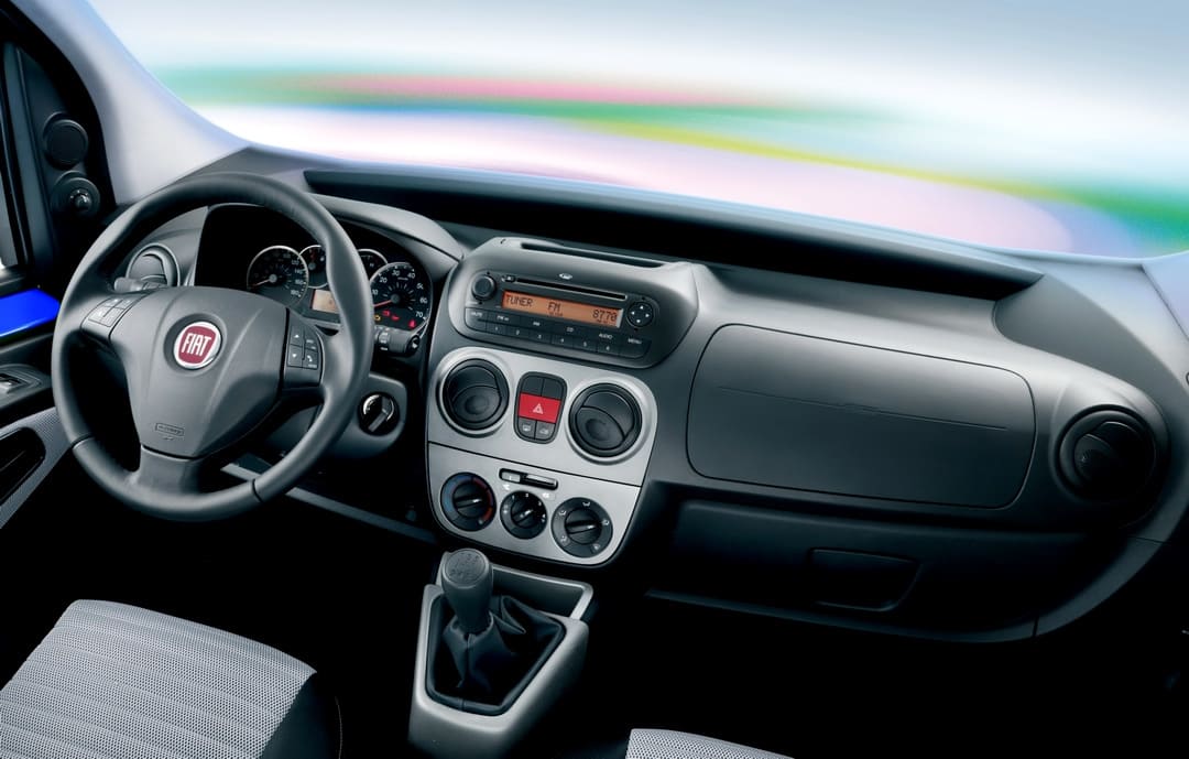 Интерьер салона автомобиля Fiat Qubo '2008–16 торпедо 