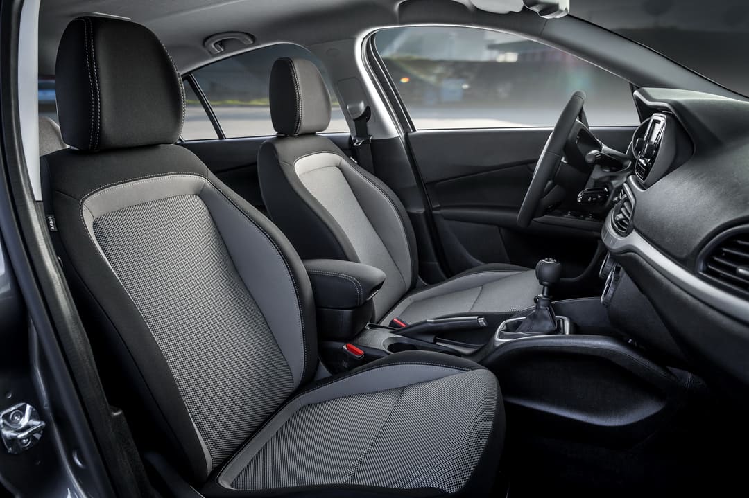 Интерьер салона автомобиля Fiat Tipo (356) '2015–20 - передний ряд сидений