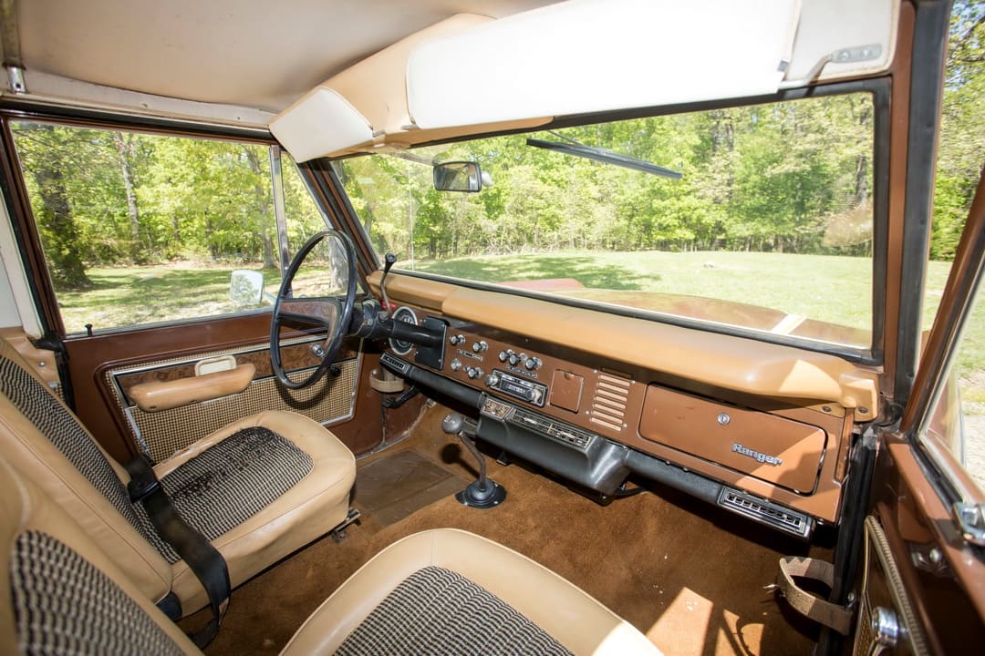 Интерьер салона автомобиля Ford Bronco Wagon Ranger Pkg. '1973-77 - передний ряд сидений