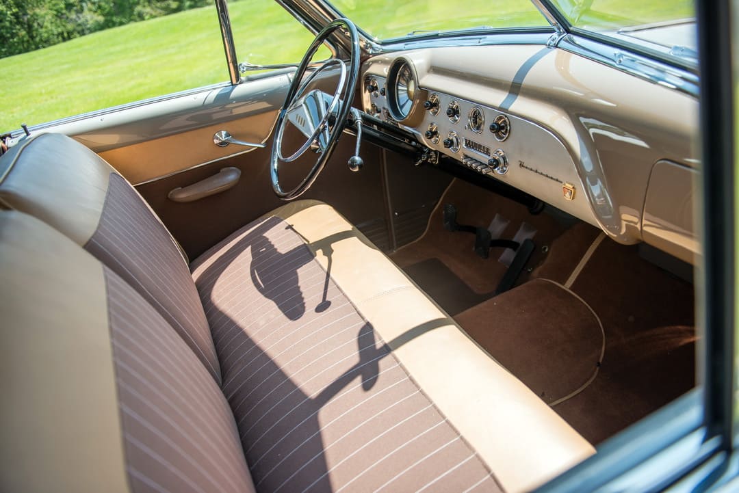 Интерьер салона автомобиля Ford Custom Deluxe Victoria Hardtop '1951 - передние сиденья