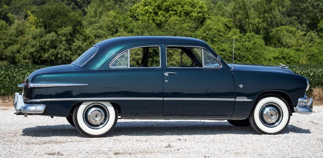 Ford Custom Deluxe Tudor Sedan '1951 вид сбоку