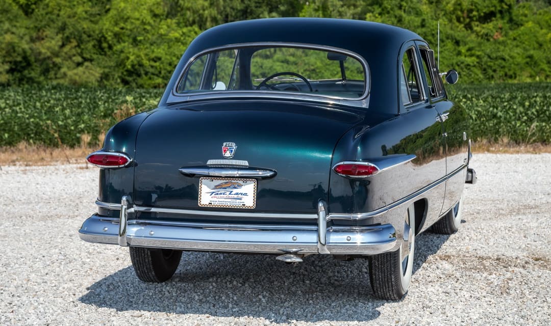 Ford Custom Deluxe Tudor Sedan '1951 вид сзади