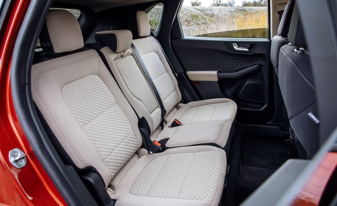 Интерьер салона кроссовера Ford Escape '2020–22 задний ряд сидений