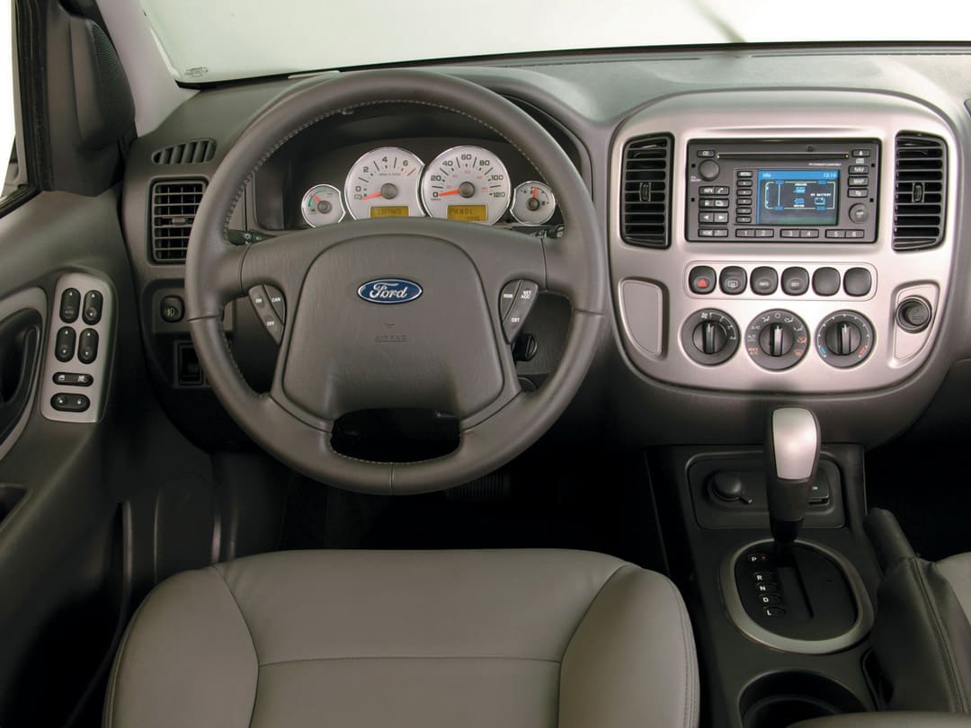 Интерьер салона кроссовера Ford Escape '2004–07