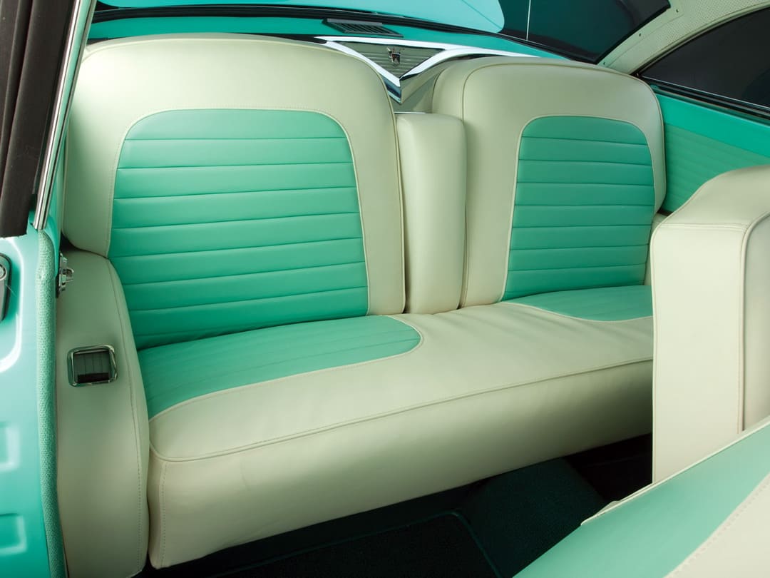 Интерьере салона автомобиля Ford Fairlane Crown Victoria Skyliner (64B) '1955 задние сиденья