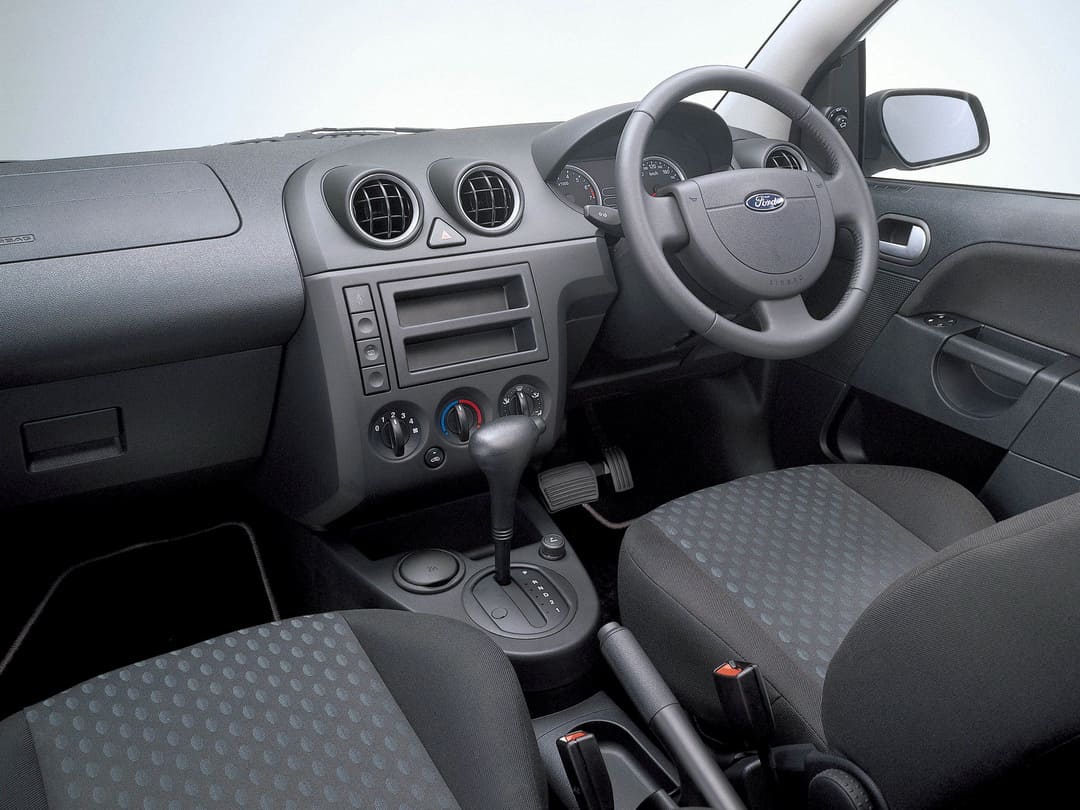 Интерьер салона автомобиля Ford Fiesta GLX 5-door '2004–05