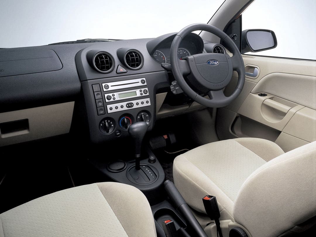 Интерьере салона автомобиля Ford Fiesta Ghia 5-door '2002–05