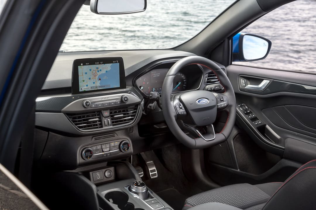 Интерьере салона автомобиля Ford Focus ST-Line '2018–22